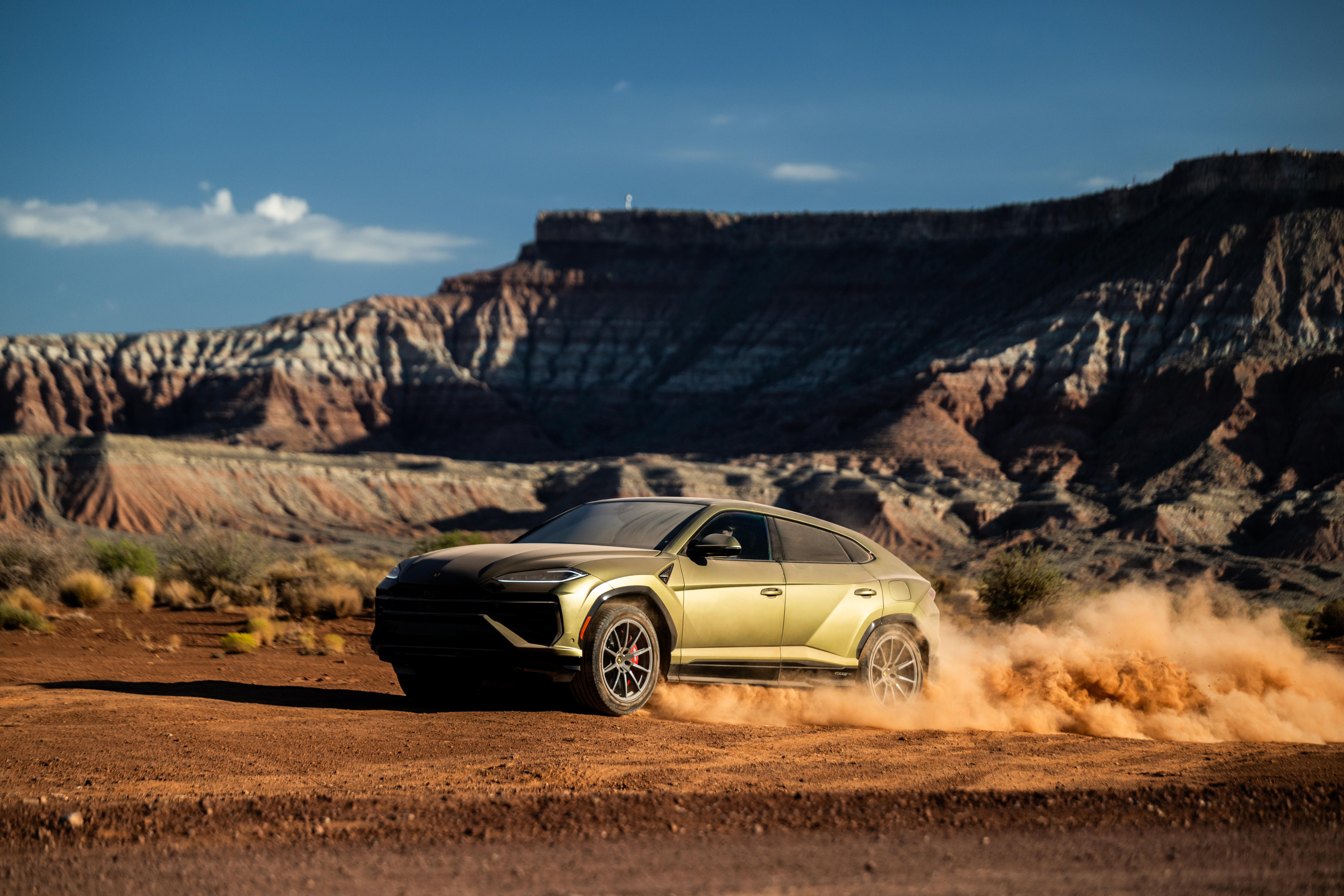 Lamborghini Urus SE Drifting