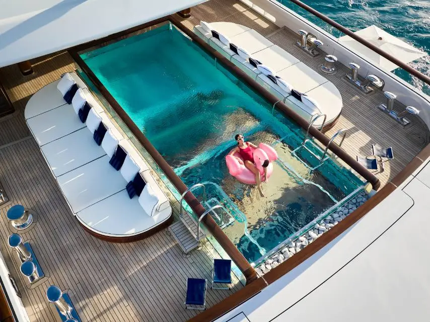 Yacht swimingpool